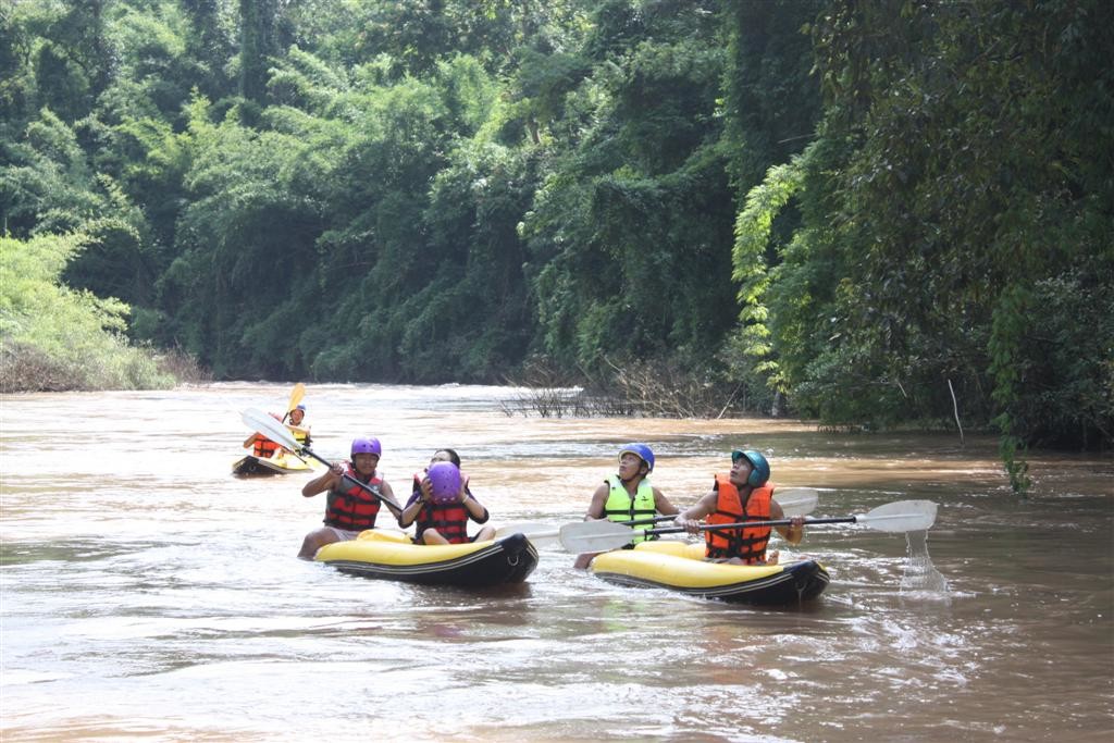 kayakking-in-laos